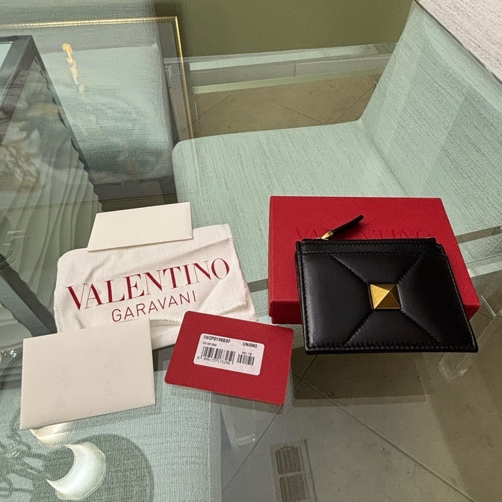 Authentic Valentino Garavani Nappa Roman Black Card Holder with Gold Detail - Picture 6 of 8